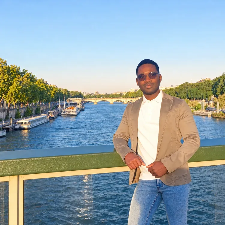 Rivel Babindamana sur un pont au-dessus de la Seine, à Paris